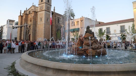 Animada inauguración oficial de la plaza de España