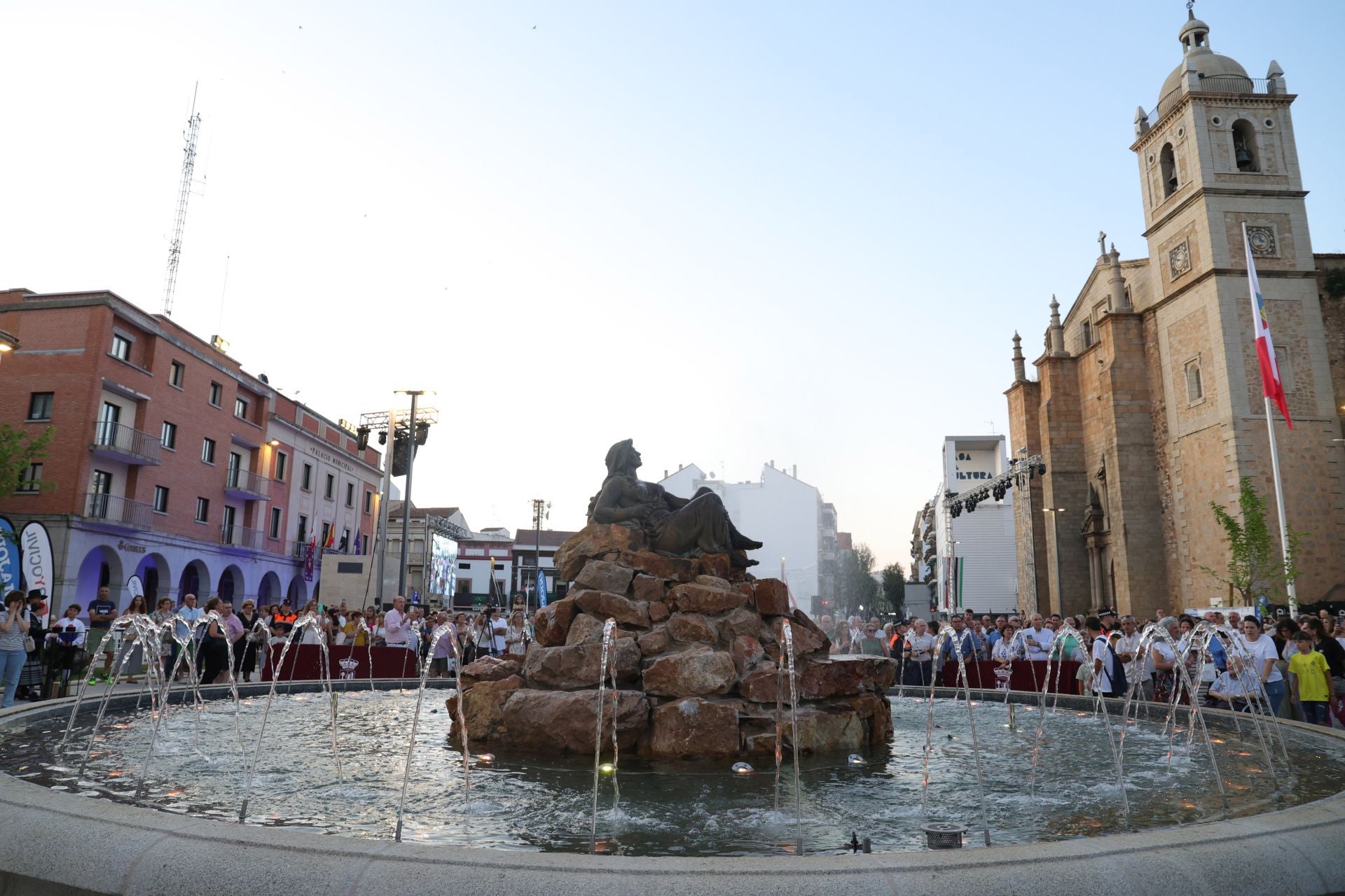 Animada inauguración oficial de la plaza de España