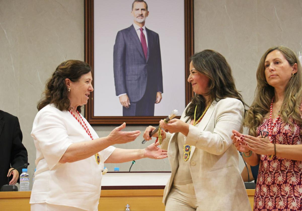 María Fernanda Sánchez (SDB) entrega el bastón de mando a Elisabeth Medina (PP).