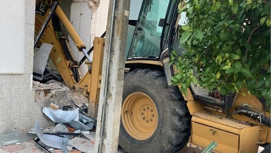 Asaltan una sucursal bancaria en Vivares con una retroexcavadora