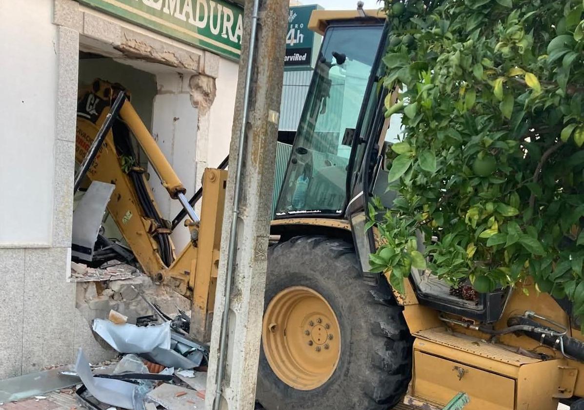 Asaltan una sucursal bancaria en Vivares con una retroexcavadora