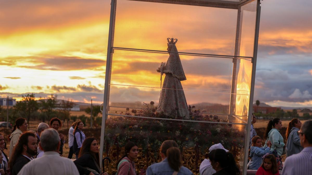 La lluvia desluce la llegada de la Virgen de las Cruces