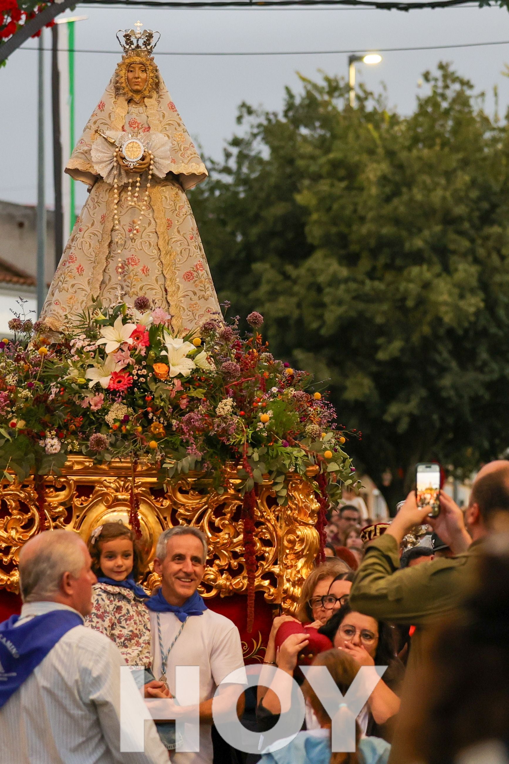 La llegada de la Virgen de las Cruces da inicio a 'La Velá'