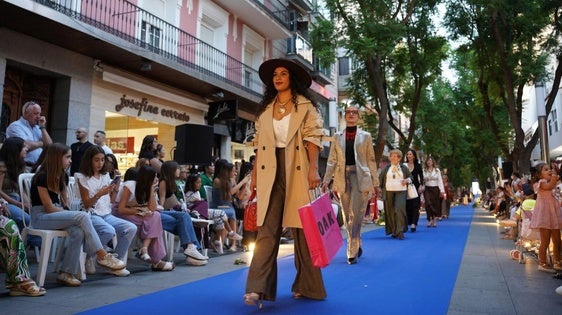 El comercio local desfiló en su gran pasarela al aire libre