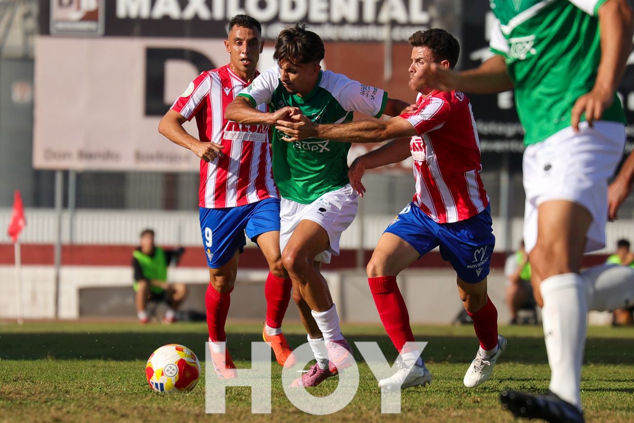 FOTOGRAFÍAS: El Don Benito se lleva el derbi contra el Villanovense