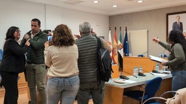 El pleno vuelve a terminar sin dar opción a preguntas del público