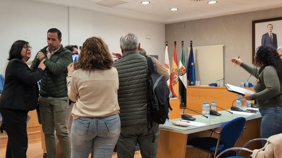 El pleno vuelve a terminar sin dar opción a preguntas del público