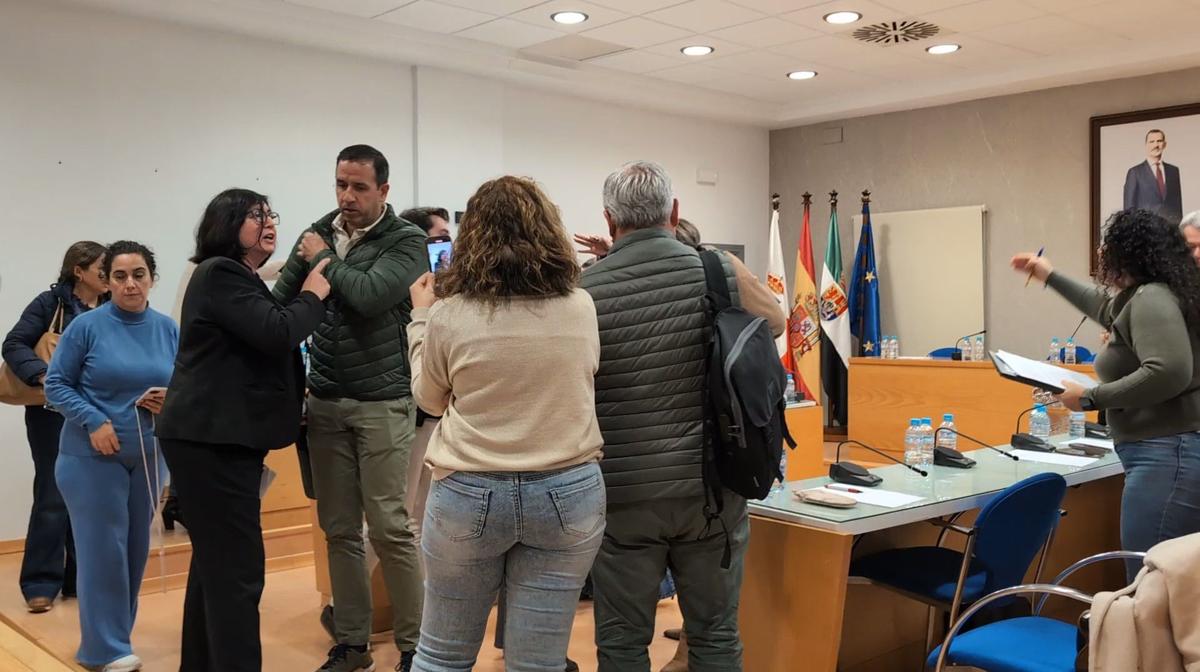 Tenso final del pleno en el Ayuntamiento de Don Benito