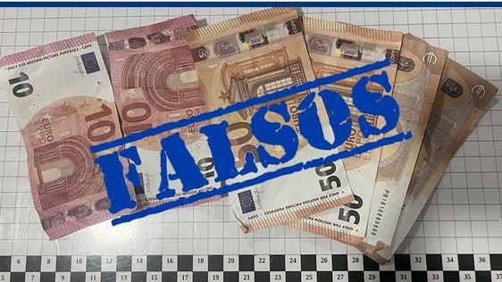 La Policía Local retira varios billetes falsos que habían sido arrojados en la plaza de las Albercas