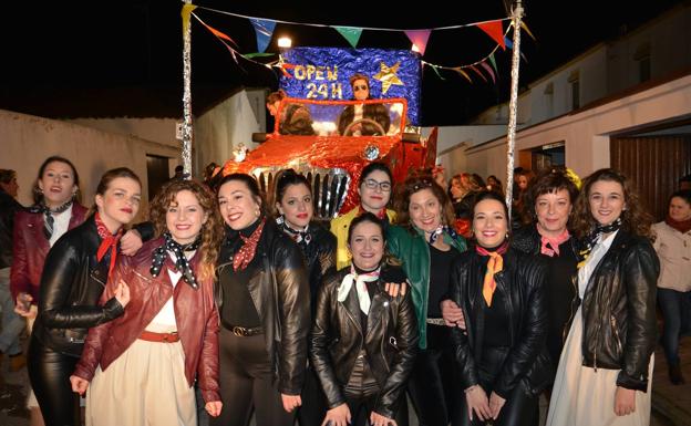 Otra de las carrozas en la que disfrutaban las más mayores. 
