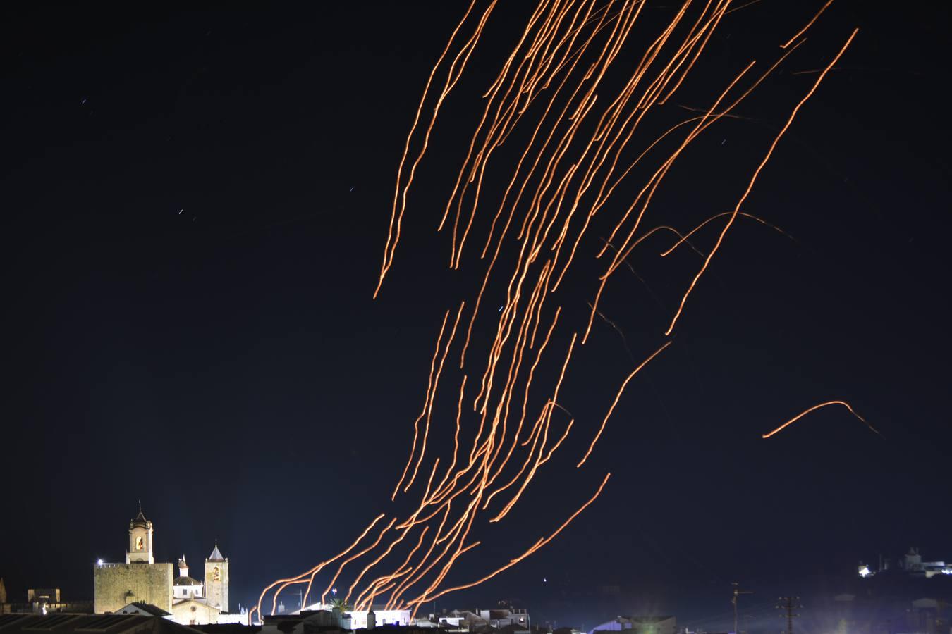 Los farolillos de la suerte dibujaban líneas de luz en el cielo de Fregenal mientras ascendían.