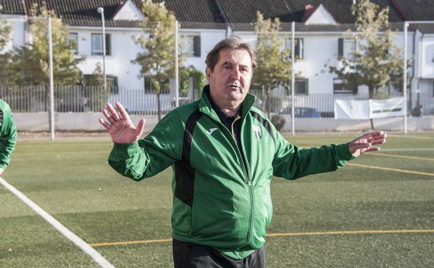 Vázquez Bermejo, en un partido contra el Badajoz Promesas en 2017, cuando entrenaba al Jerez