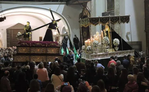 Los pasos mecidos en el interior del templo de Santa Ana