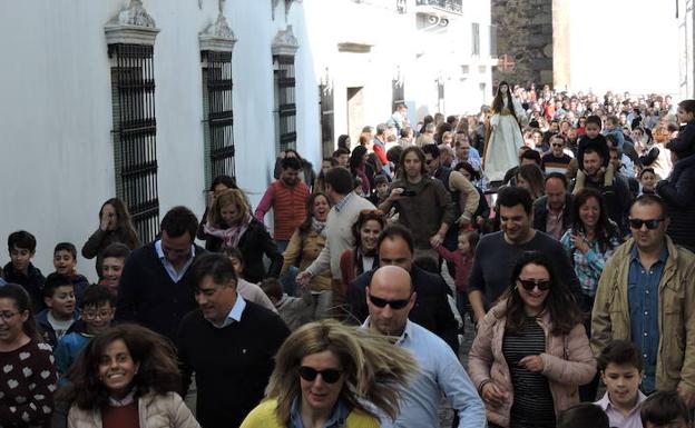 El paso de María la Magdalena con la larga melena al viento se abría paso entre la multitud