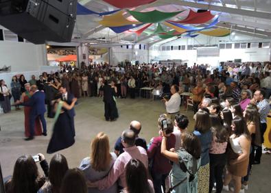Imagen secundaria 1 - Arriba autoridades en el encendido, derecha Reina y su padre, izquierda baile inaugural 
