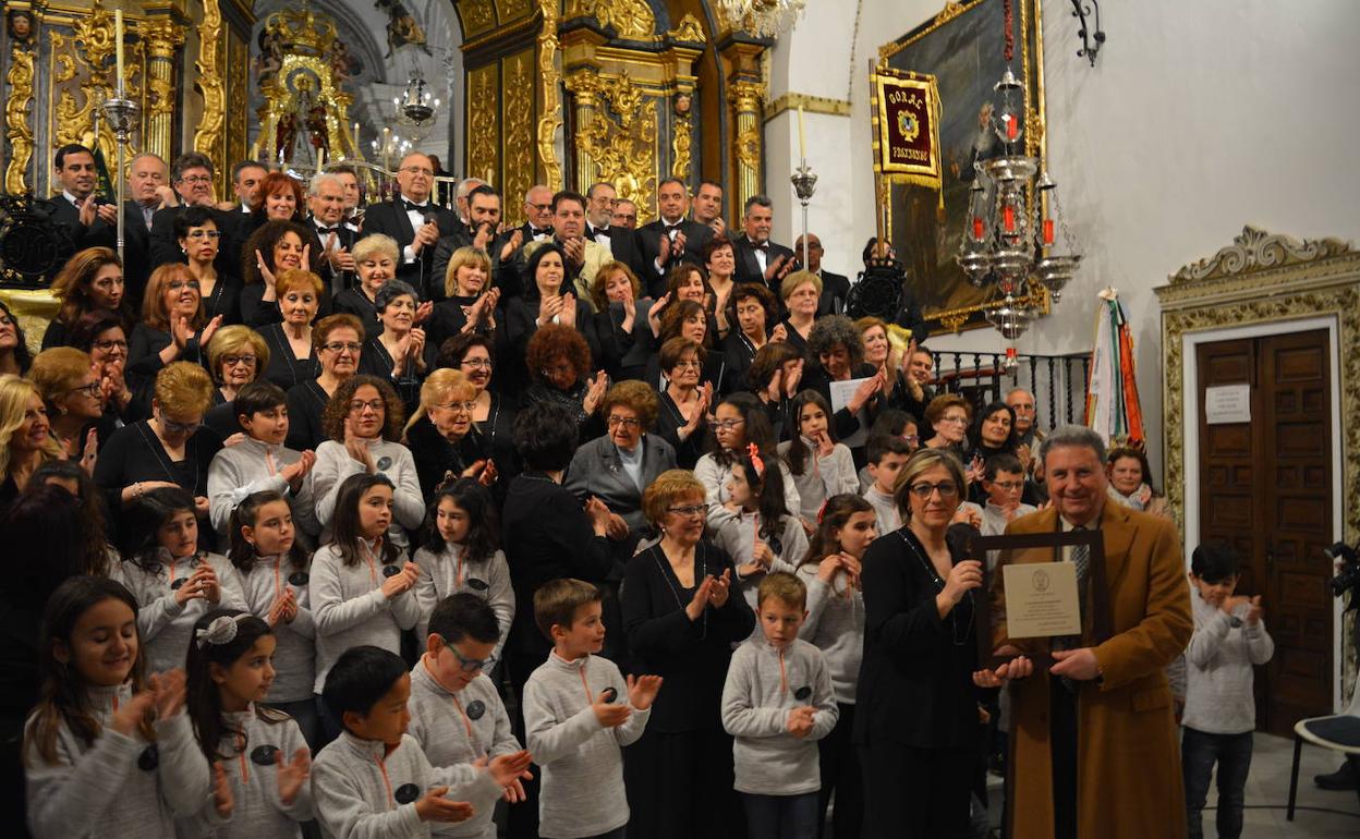 Maria de los Remedios Carrascal junto con la Coral Frexnense y su Escolanía en el Santuario de la Virgen de los Remedios
