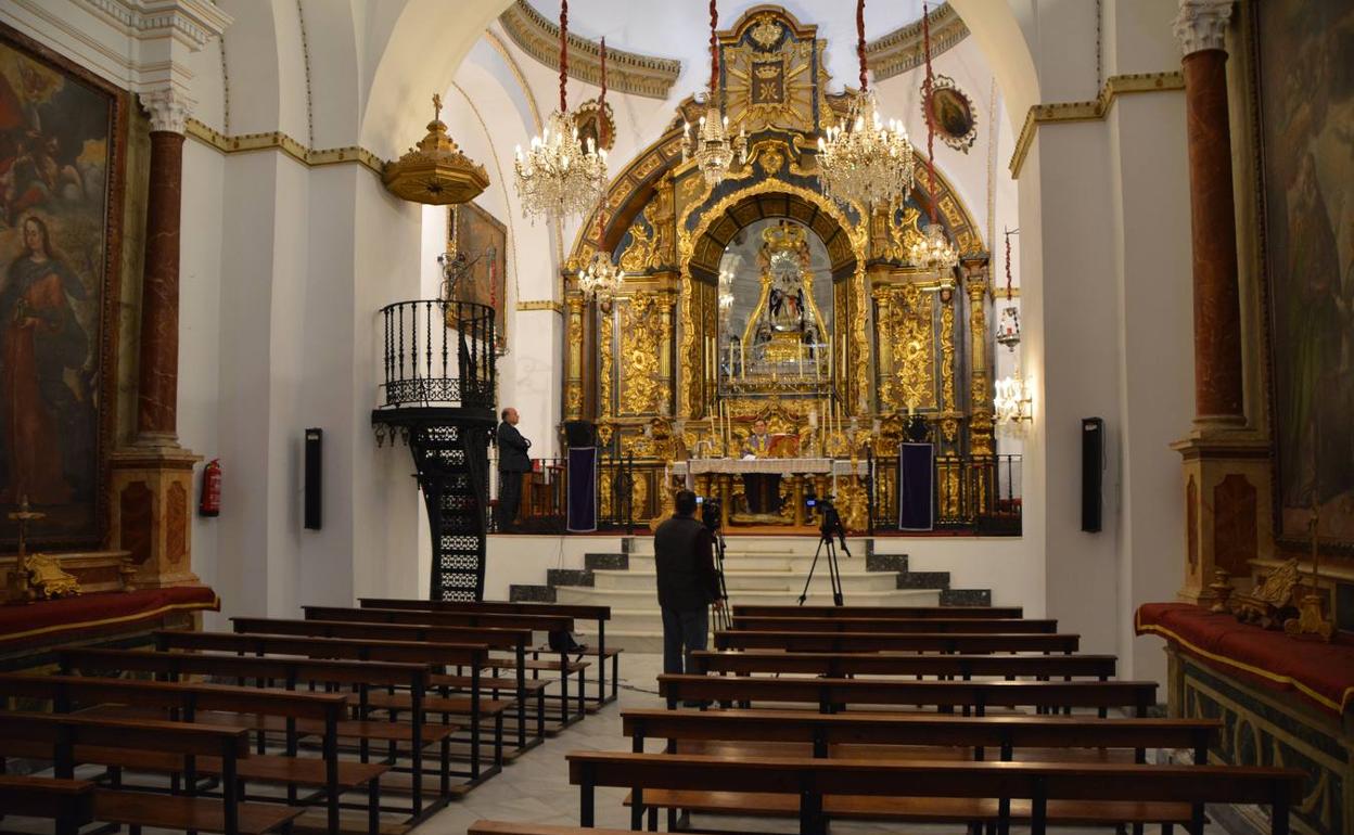 La iglesia se encuentra vacía, con las cámaras como únicas espectadoras.