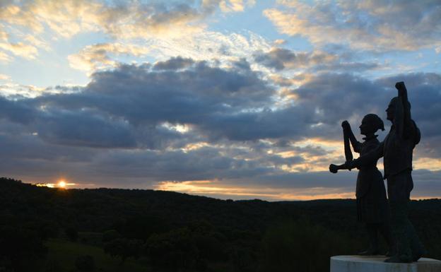 Atardecer junto al Santuario, enmarcado en un baile inrmortal de los Jateros. 