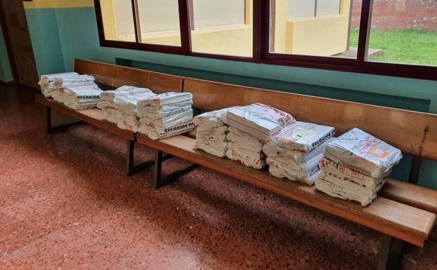 Paquetes de material escolar preaparados para su reparto en el CEIP San Francisco de Asís. 