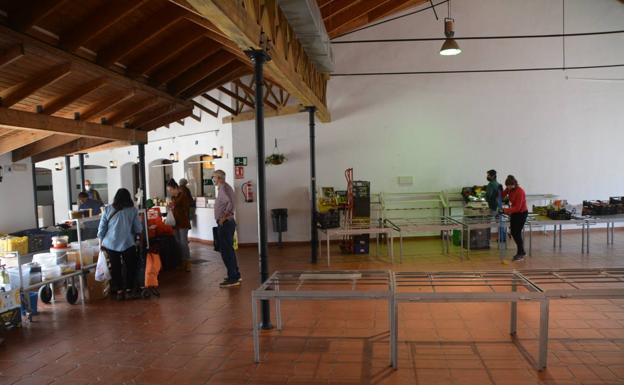 Aspecto de la zona principal de la Plaza de Abastos, donde algunos puestos no se han colocado. 
