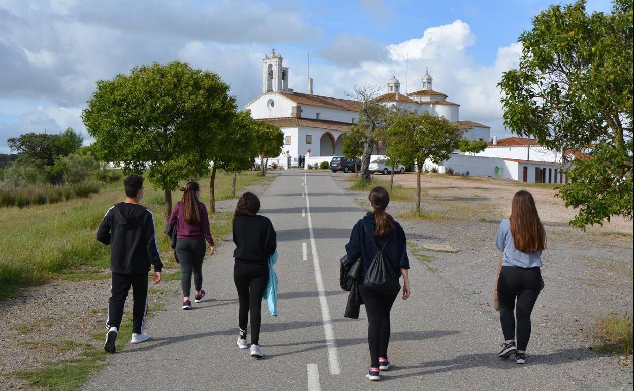 Un grupo de jóvenes frexnenses se aproximan al Santuario protegidos con mascarillas y guardando la distancia de seguridad.
