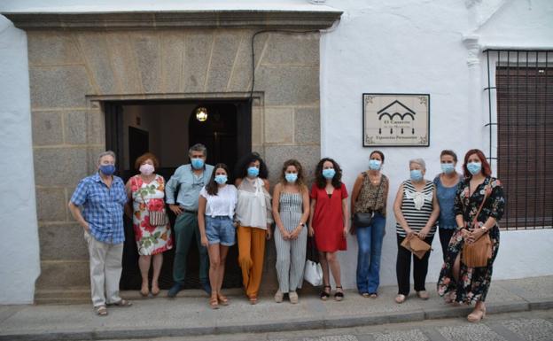 Los asistentes a la inauguración posan en la entrada del Caserón. 