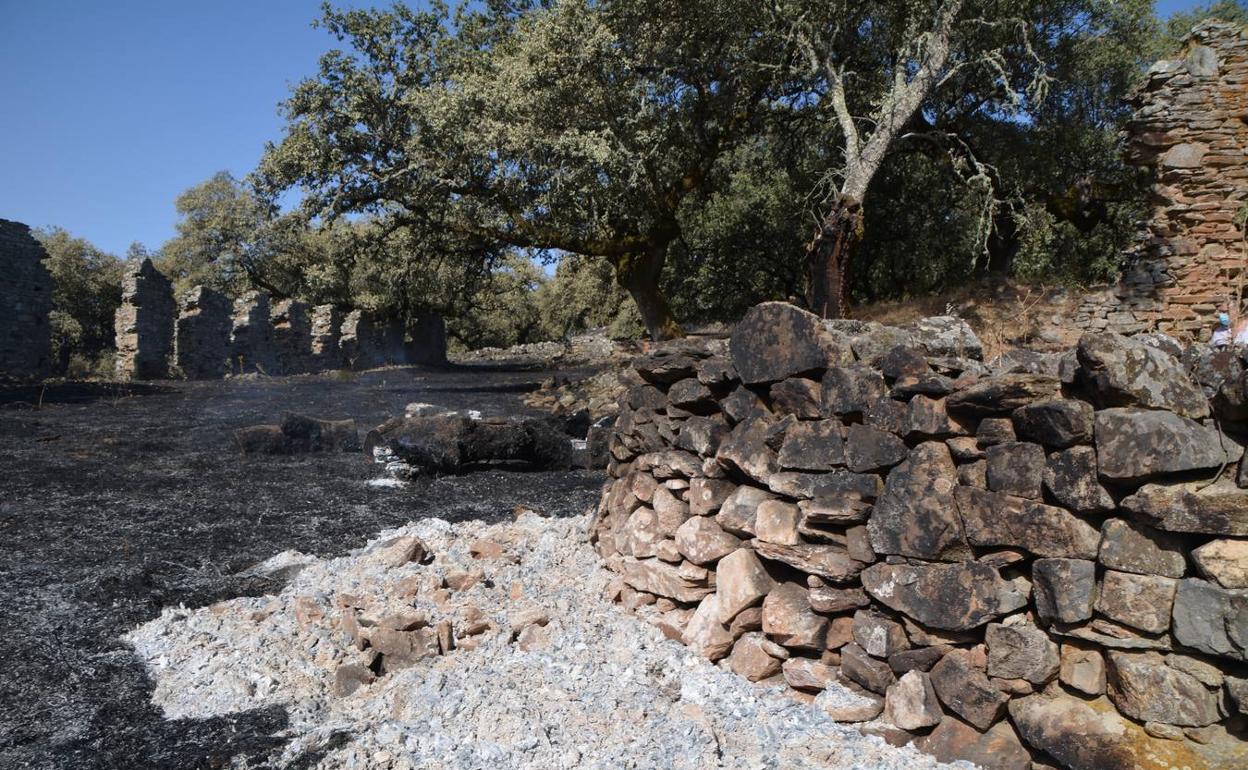 El fuego deja marcas sobre las piedras.