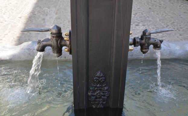 Los nuevos grifos restaurados de la fuente 
