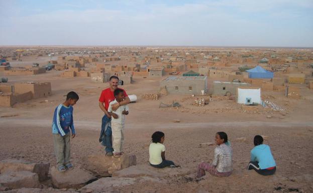 Julián Vega en uno de los campamentos de refugiados del Sahara 
