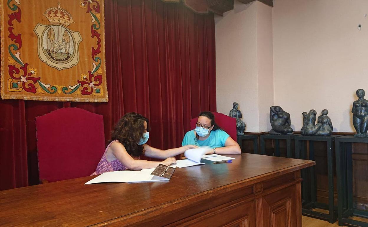 Acto oficial de firma de contrato de las viviendas de promoción pública 