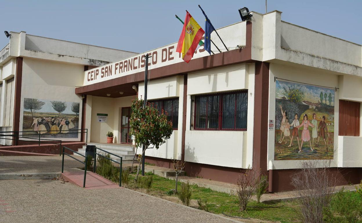 El Ayuntamiento desinfecta los entornos de los centros educativos