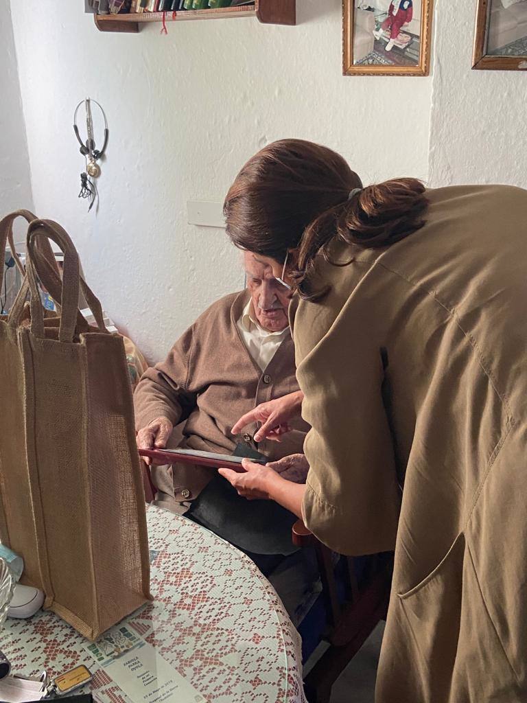 Entrega de la placa de la alcaldesa a Antonio Oyola