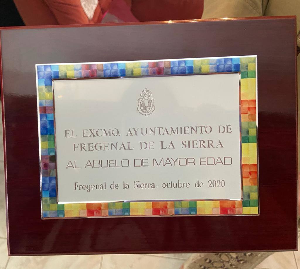 Placa que entregó el Ayuntamiento a los abuelos de mayor edad