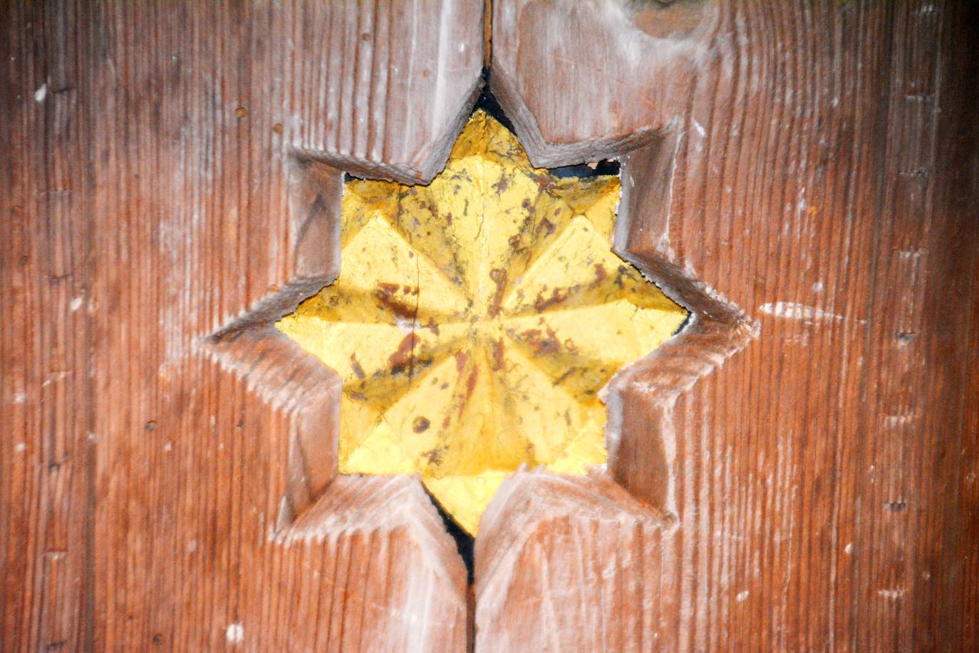 El dorado de la estrella aun resiste el paso de los años y la carcoma