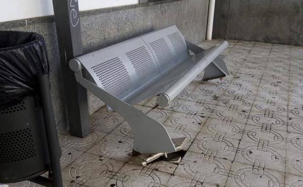 Banco afectado por los actos vandálicos