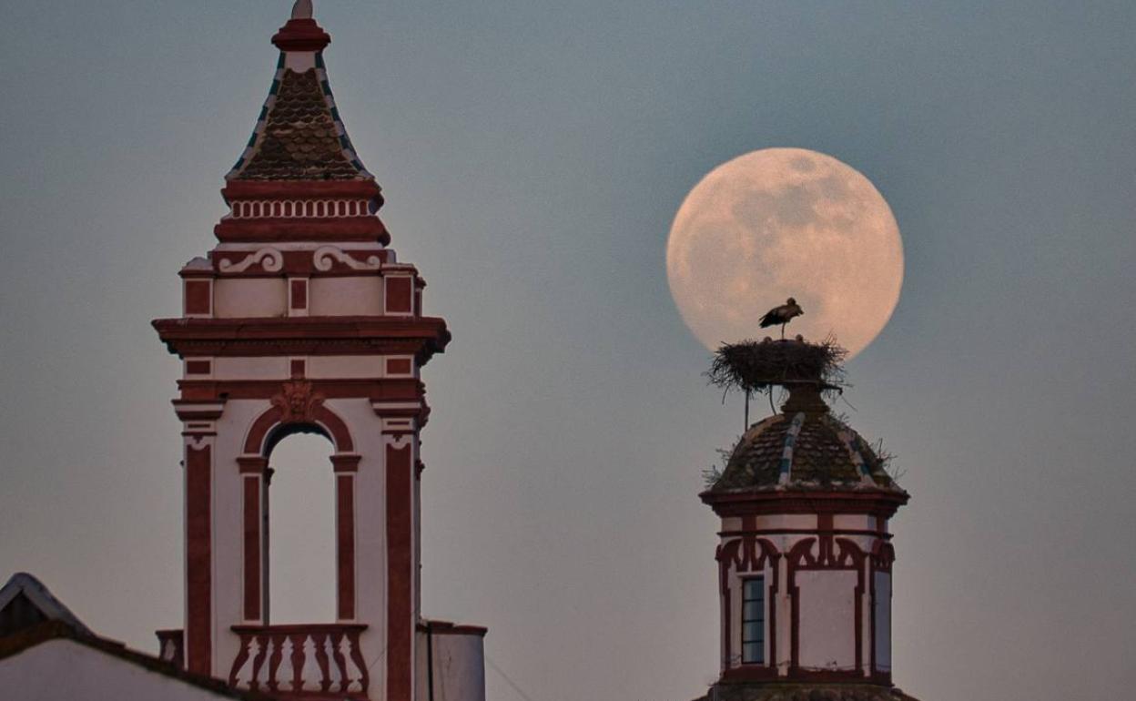 La luna asciende sobre la torre y la cúpula de los Jesuitas 