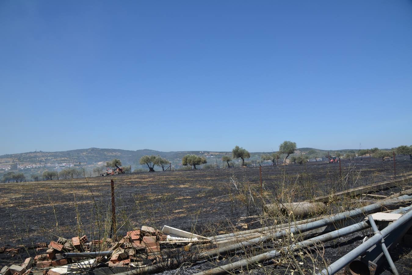 Fotos: Incendio controlado a un kilómetro de Fregenal