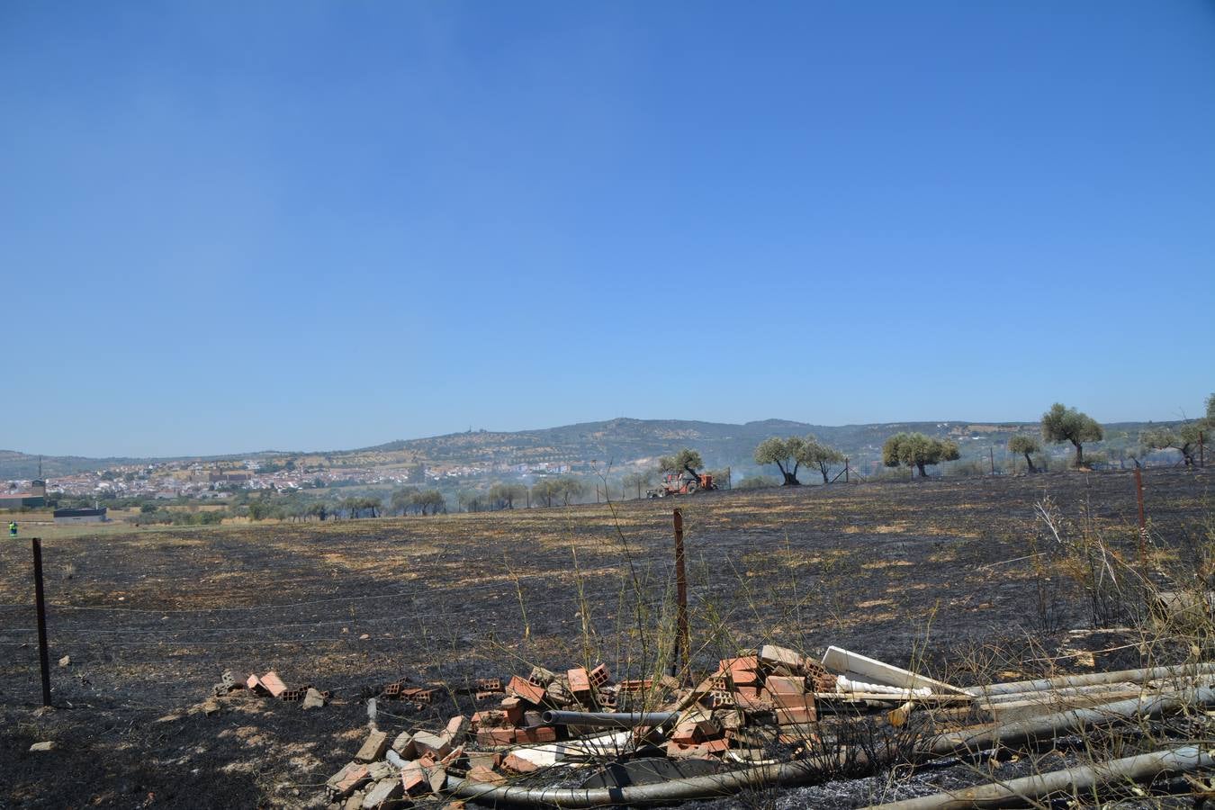 Fotos: Incendio controlado a un kilómetro de Fregenal