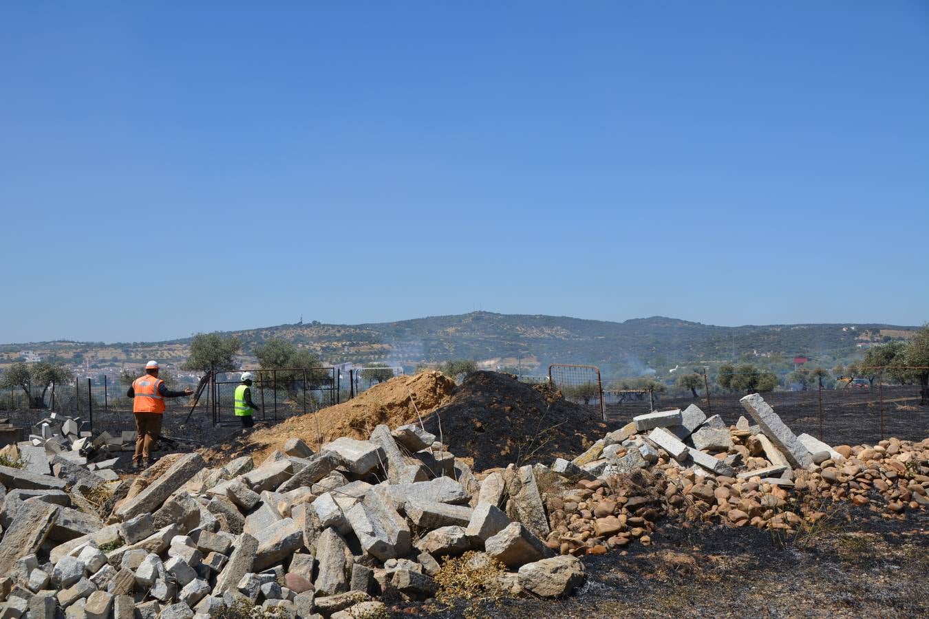Fotos: Incendio controlado a un kilómetro de Fregenal