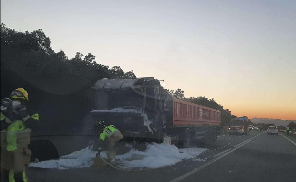 Imagen del camión una vez sofocado el incendio