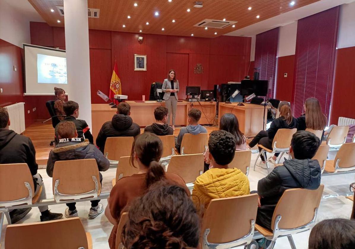 El Juzgado de Primera Instancia de Fregenal recibe a un grupo de alumnos de 2º de ESO
