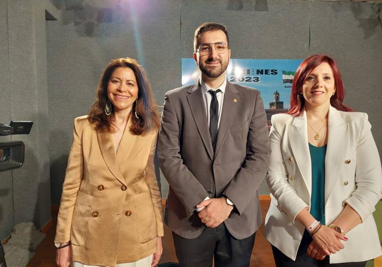 Imagen principal - Las candidatas junto al moderador antes del comienzo del debate.