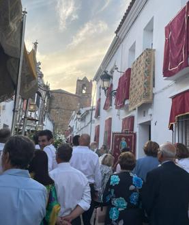Imagen secundaria 2 - Dos de los altares en los que paró el Santísimo. Debajo, ventanas decoradas para el paso de la procesión.