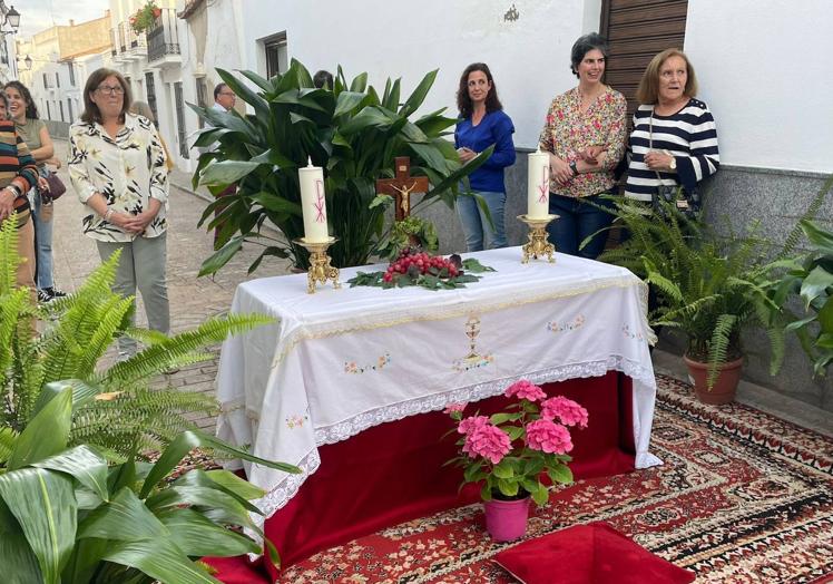 Imagen principal - Dos de los altares en los que paró el Santísimo. Debajo, ventanas decoradas para el paso de la procesión.