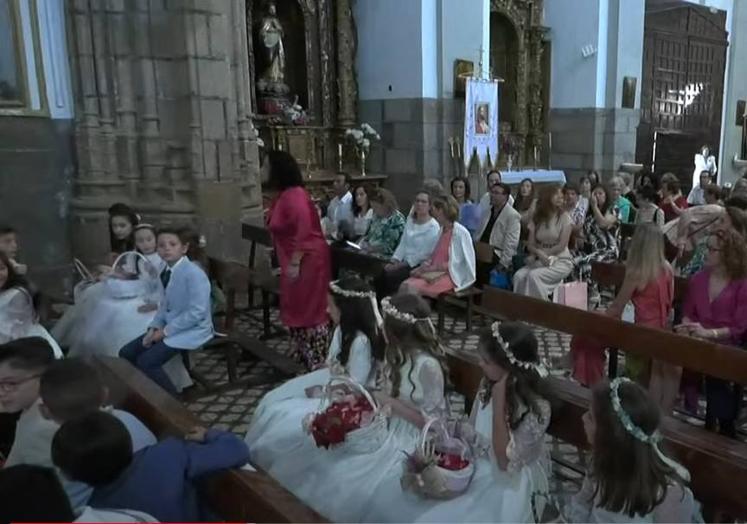 Imagen principal - Los pequeños de la Primera Comunión fueron tirando flores a su paso durante la procesión.