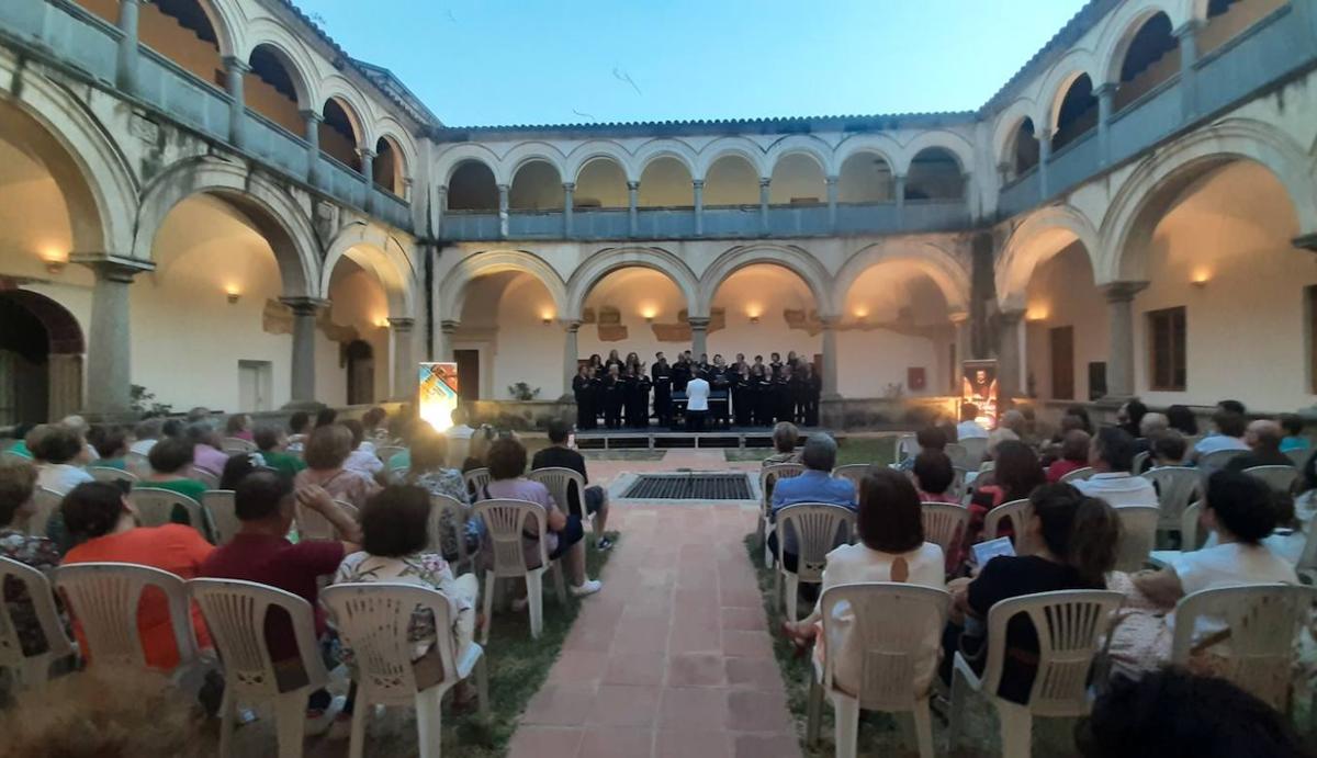 Fotografía de archivo. La Coral Frexnense durante la pasada edición del curso de verano 'Arias Montano'.