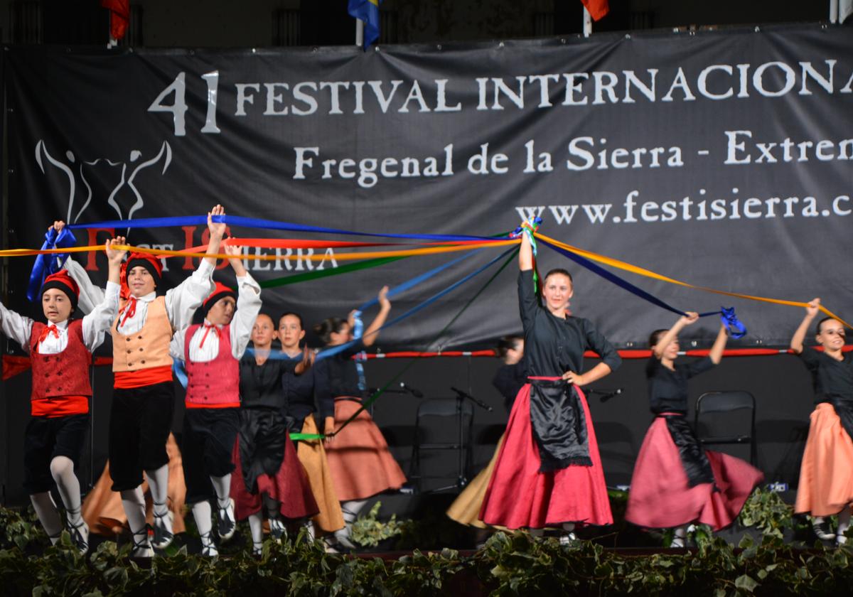 Color y elegancia en la gala de folklore infantil