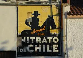 Panel de Nitrato de Chile situado en la Barriada de la Estación.
