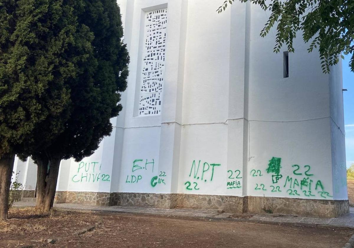 El Centro Municipal Nertóbriga amanece lleno de pintadas