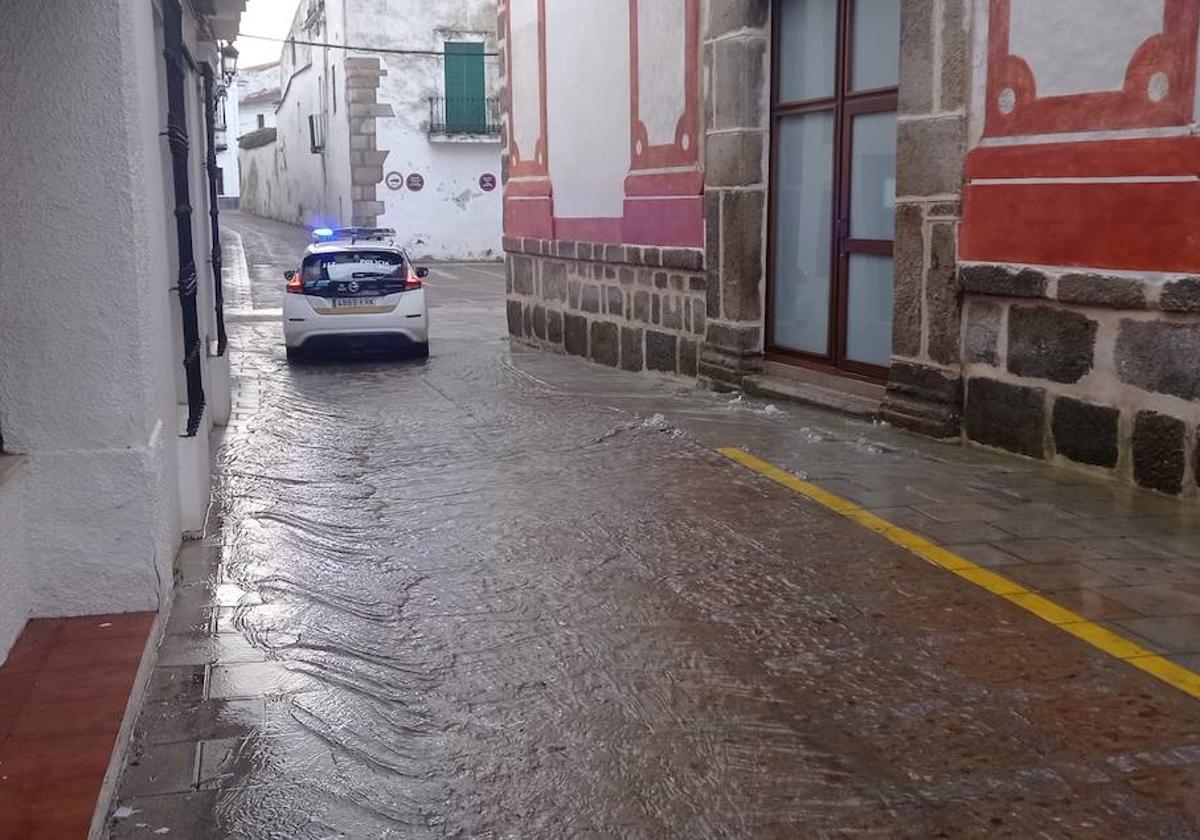 Una avería en una tubería de la calle Marqués de Riocabado dejó ayer sin agua a Fregenal